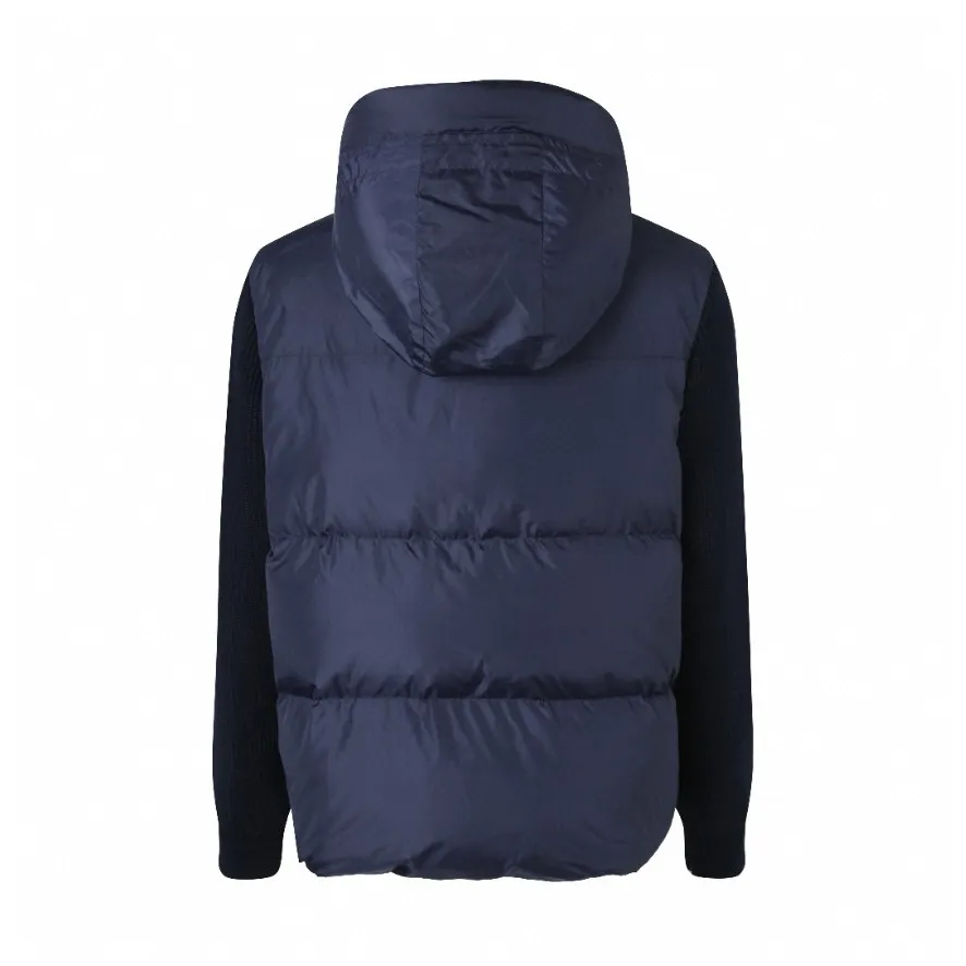 P910 [Exclusive supply] Canada Goose Wool Sleeve Hooded Down Jacket (Navy Blue) The fabric is made of 90 national standard high-quality white duck down, selected high-fill velvet, weighing 170g, light and warm, with excellent temperature locking performance and good resilience. The fabric is made of high-quality protective nylon fabric, which not only enhances the wear resistance of the surface, but also takes into account wind resistance, ensuring excellent performance in various harsh weather conditions. Three-dimensional quilting technology and precise thread reinforcement prevent lint from being drilled and ensure that the fluffy and resilient elasticity lasts like new. The 7-needle medium-thick knitted structure uses thicker yarns to weave woolen fabrics with obvious thickness and weight. The texture is clearly visible and has a rough, retro texture. It has a good skeleton feel and is relatively stiff, and can maintain the silhouette of the clothing for a long time. It also provides more layers of still air to lock in heat. There is the brand's exclusive LOGO on the woolen sleeve arms, which is not obvious in the photo. Size:S-M-L-XL